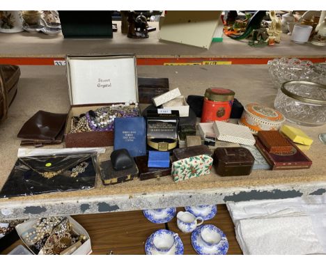 A GROUP OF VINTAGE JEWELLERY BOXES, BOXED ACCURIST GOLD PLATED WATCH ETC 