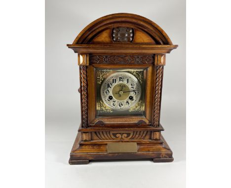 A VINTAGE JUNGHANS GERMAN MAHOGANY CASED MANTLE CLOCK WITH PENDULUM, HEIGHT 38CM 