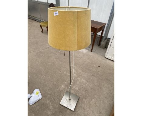 A METAL UPRIGHT FLOOR LAMP WITH SHADE 