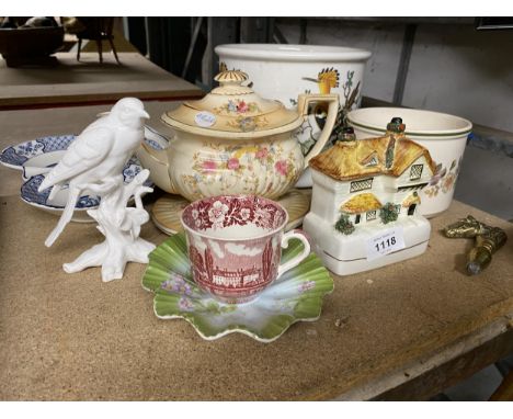 A QUANTITY OF CERAMIC ITEMS TO INCLUDE A CROWN DEVON BLUSH IVORY TEAPOT AND STAND, LARGE PORTMEIRION PLANTER WITH HOOPOE DESI