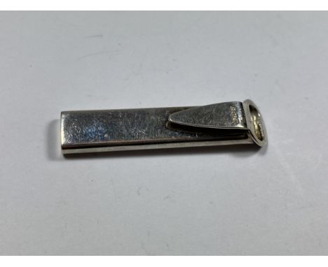 A BIRMINGHAM HALLMARKED SILVER BUTTON HOLE HOLDER 