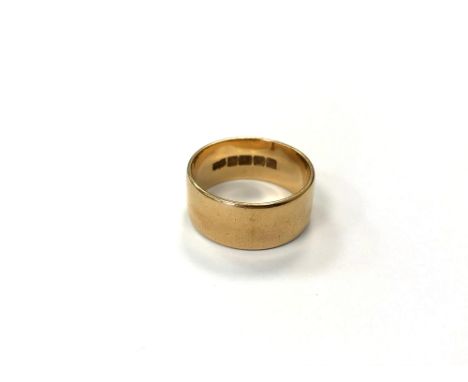 An 18ct yellow gold band ring, 8.9g, band width 9 mm.