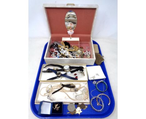 A tray containing a 20th century musical jewellery box together with a quantity of costume jewellery, wristwatches, coinage, 