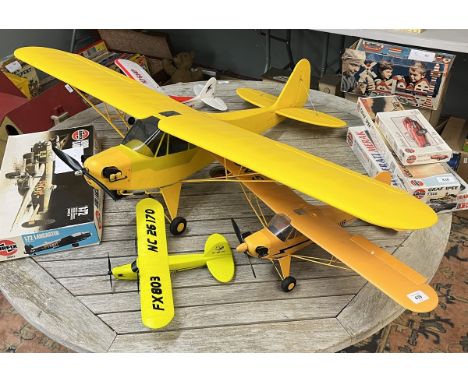 4 R/C model airplanes 