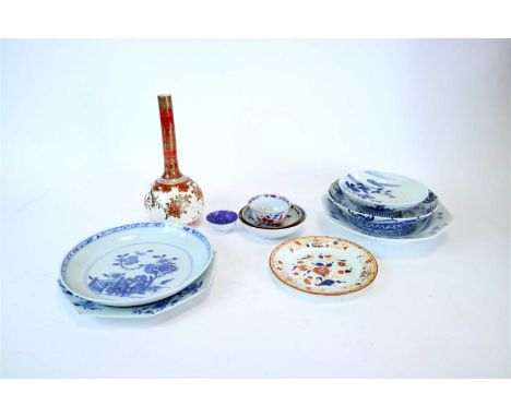 A mixed selection of Japanese and Chinese wares to include a Chinese export blue and white octagonal plate, 21.5 cm, a Chines