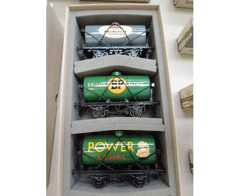 An Ace Trains O Gauge vintage style tanker set No 7, boxed