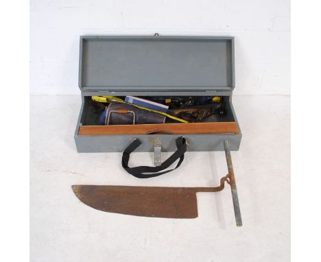 A carpenters tool trunk containing various tools and planes including Record No 7, Record No 5 1/2, Bailey No 4 1/2, various 