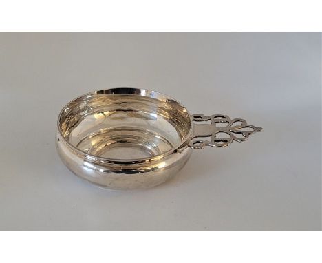 A Victorian silver porringer, by Fenton Brothers Ltd, Sheffield 1899, bowl diameter 14cm x height 4.8cm. (263.8g)