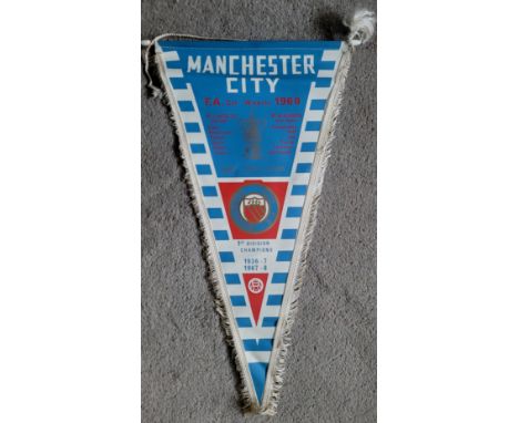 LARGE VINTAGE MANCHESTER CITY PENNANT
Approx 20 inches long