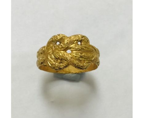 Gold finger ring dating to the post-medieval period c.16-17th century inscribed with VSQVE AD FINEM and decorated with a bour