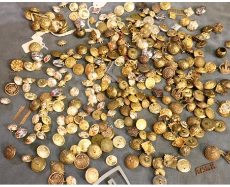 Large collection of WWI and later British military buttons, officer pips etc. P&amp;P Group 1 (£14+VAT for the first lot and 