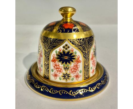 A Royal Crown Derby 1128 Old Imari pattern table vesta, the domed cover with knop finial, integral match striker, 6.5cm high,