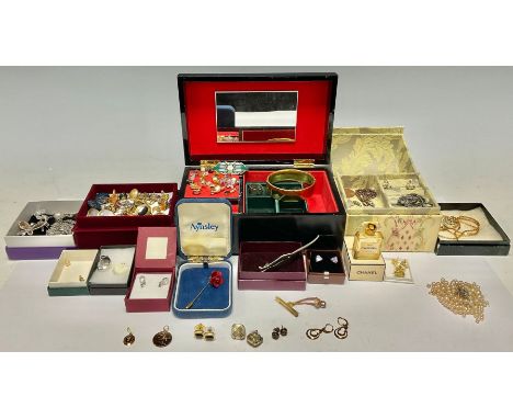 Costume Jewellery - a gold plated hinged bangle; a Chanel No.5 miniature glass bottle, boxed; assorted fashion earrings; a dr