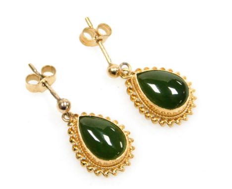 A pair of jade teardrop earrings, set in yellow metal, 2.2g.
