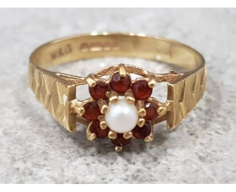 Ladies 9ct yellow gold garnet &amp; pearl cluster ring, featuring pearl set in the centre surrounded by 8 garnets, 1.7g gross