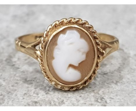 Ladies 9ct yellow gold cameo ring with rope edge, 1.8g gross, size O