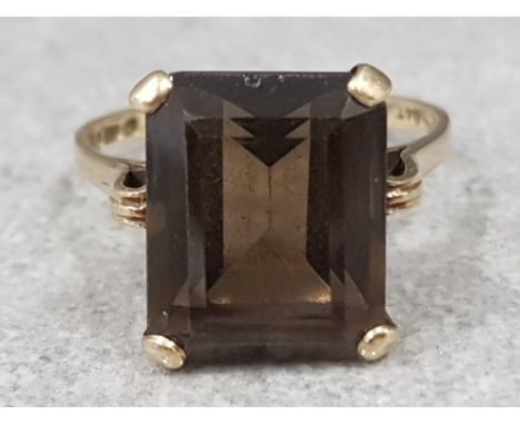 Ladies 9ct yellow gold smokey quartz ring, featuring a square stone set in a 4 claw setting, 3.1g gross, size M