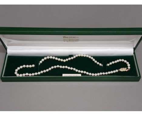 Cultured pearl necklace with 18k gold clasp