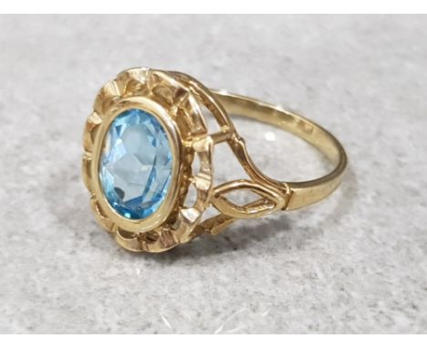 Ladies 9ct yellow gold blue topaz ring comprising of a oval blue topaz set in a rubover setting.  Size k  2.3 g