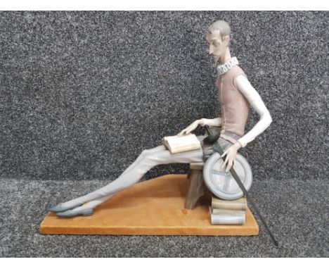 Large Nao by Lladro Don Quixote figure reading a book with sword &amp; shield, 37x43cm