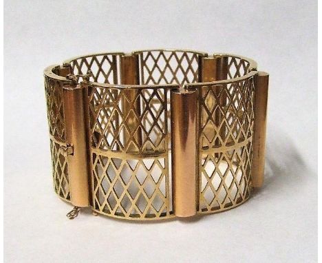 14ct Gold Large Gate Bracelet with round spacers &amp; pierced diamond pattern gates, Austrian touch marks 585, approx. 7 1/2