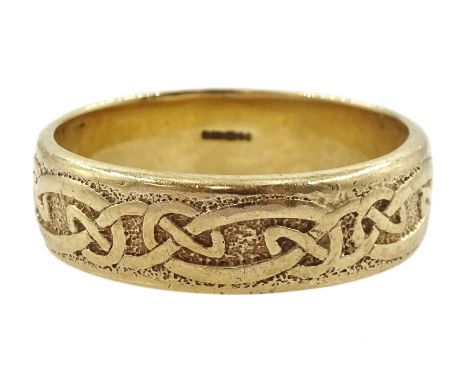 9ct gold Celtic deign ring, hallmarkedCondition Report:Approx 7.3gm, size W-X, depth = 6.8mm