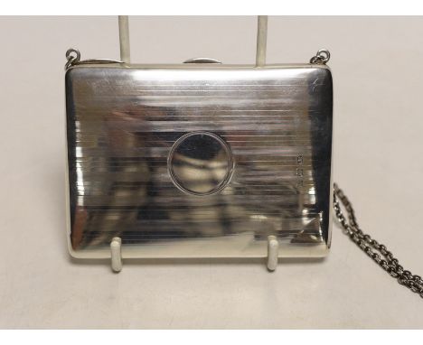 An Edwardian silver mounted card purse, with suspension chain, George Unite, London?, 1907, 10cm.
