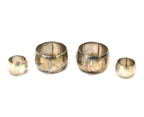 Four hammered napkin rings, comprising two large and two small white metal, stamped 800, 9¼oz, in K Compaan boxes.