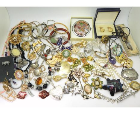 A Murano style glass compact, a wombat lapel pin, A Wedgwood cherub brooch, a Andreas Daub (A*D) German fish brooch and other