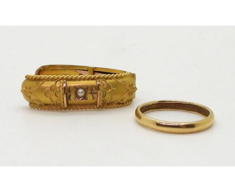 An 18ct gold wedding ring, size N, together with a bright yellow metal cravat clip set with a pearl with Etruscan wirework an