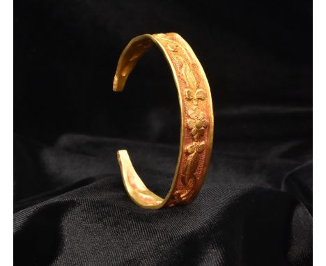 A CHINESE GOLD BRACELET, LIAO DYNASTY, 907 – 1125 Hammered from a strip of gold, the C-shaped bracelet tapering toward each e