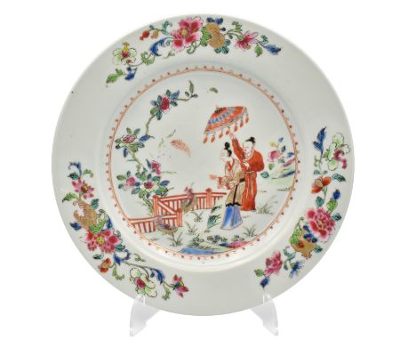 A CHINESE EXPORT ‘FAMILLE-ROSE’ PORCELAIN ‘DAMES AU PARASOL’ PLATE, QING DYNASTY, QIANLONG PERIOD, 1736 – 1795Decorated in th