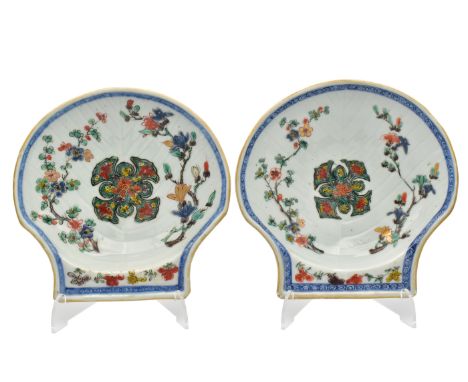 A PAIR OF CHINESE ‘FAMILLE-VERTE’ AND UNDERGLAZE BLUE SHELL SHAPED DISHES, QING DYNASTY, KANGXI PERIOD, 1662 – 1722Each with 
