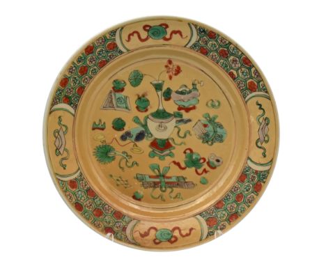 A SMALL CHINESE ‘FAMILLE-VERTE’ AND CAFÉ AU LAIT GROUND PLATE, QING DYNASTY, KANGXI PERIOD, 1662 – 1722Painted to the centre 