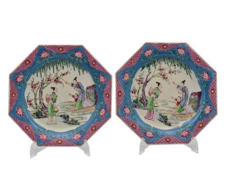 A PAIR OF CHINESE EXPORT ‘FAMILLE-ROSE’ PORCELAIN OCTAGONAL PLATES, QING DYNASTY, YONGZHENG PERIOD, 1723-1735Each painted wit