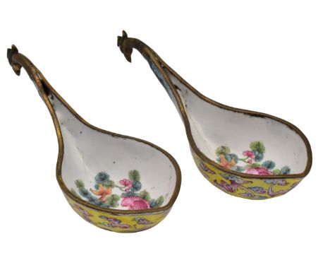 A RARE PAIR OF CANTON ENAMEL ‘PHOENIX HEAD’ SPOONS, QING DYNASTY, QIANLONG PERIOD, 1736 – 1795Each painted to the exterior wi