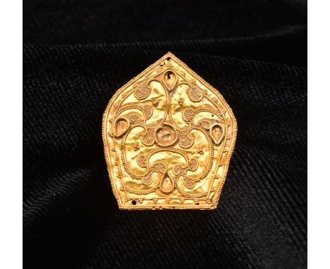 A CHINESE GOLD PETAL-SHAPED APPLIQUE, SIX DYNASTIES PERIOD, 220 – 589 ADThe petal-shaped plaque embellished with gold wire fo