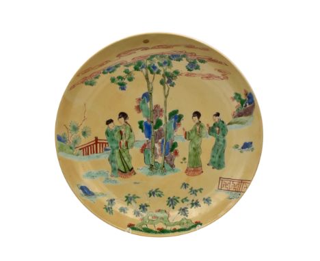 A CHINESE PORCELAIN ‘FAMILLE-VERTE’ AND ‘CAFÉ-AU-LAIT’ SAUCER DISH, QING DYNASTY, KANGXI PERIOD, 1662 – 1722Painted with a fi