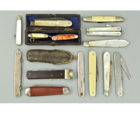 A SELECTION OF FOURTEEN PENKNIVES to include a carved mother of pearl handled example, four further mother of pearl handled p