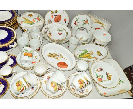 ROYAL WORCESTER 'EVESHAM', 'EVESHAM VALE' AND 'WILD HARVEST' OVEN AND TABLE WARES ETC, to include cups, saucers, bowls and se