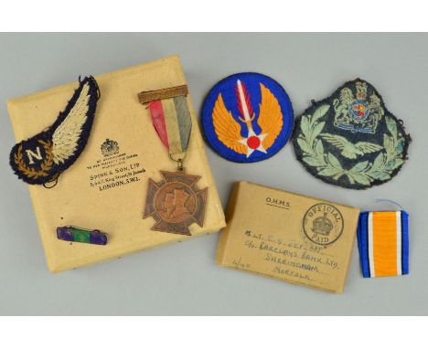 A BOX CONTAINING AN ISSUE BOX FOR WWII MEDALS, a length of ribbon for WWI War medal, a US military patch, Air Navigators patc