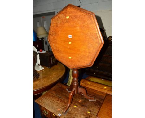 AN EARLY 20TH CENTURY OAK OCTAGONAL TILT TOP TRIPOD TABLE