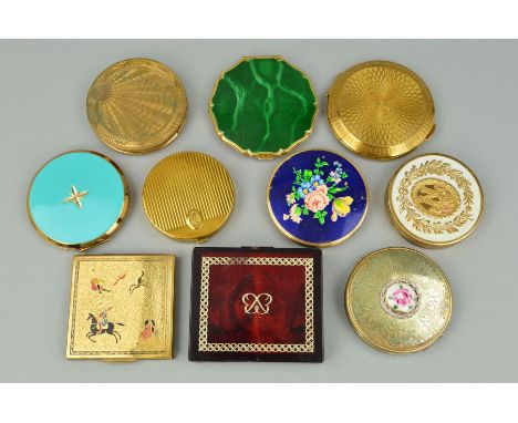 A SELECTION OF NINE COMPACTS to include a Stratton green marble effect compact, a circular Elizabeth Arden white enamelled an