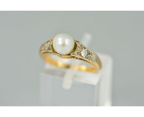 AN EARLY 20TH CENTURY CULTURED PEARL AND DIAMOND THREE STONE RING, estimated old Swiss cut diamond weight 0.04ct, ring size K