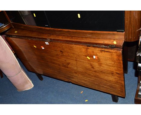 A GEORGIAN MAHOGANY GATE LEG TABLE