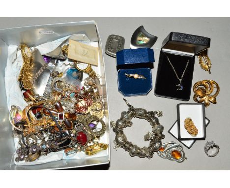 A SELECTION OF JEWELLERY to include mainly stainless steel jewellery by Peak and Oneida designed as curved abstract shapes, m