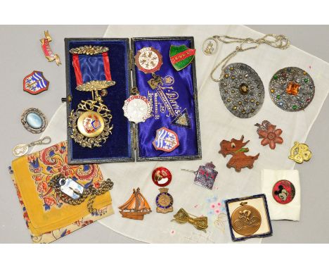 AN EDWARDIAN GILT MASONIC MEDAL, A 9CT GOLD MASONIC PENDANT AND A SELECTION OF COSTUME JEWELLERY, the Masonic medal of circul