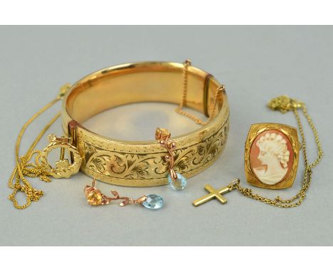 FIVE ITEMS OF JEWELLERY to include a hinged bangle, the front half bangle engraved with scrolling acanthus leaf decoration to