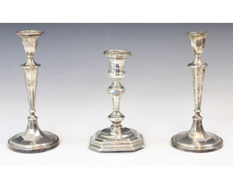 A pair of Edwardian silver candlesticks, Fordham and Faulkner, Sheffield 1904, the urn shaped sconces leading to tapered flut