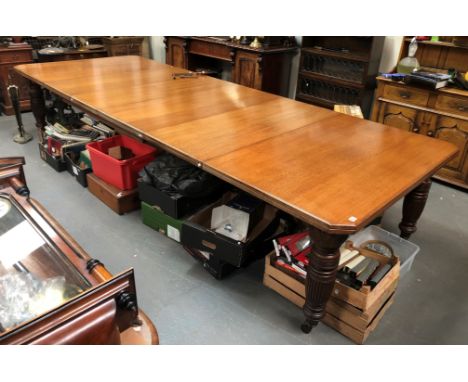 Good Victorian extending rectangular dining table with four extra leaves, the moulded top with canted corners over four turne